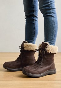 UGG ADIRONDACK BOOT DISTRESSED Stivali da neve burnt