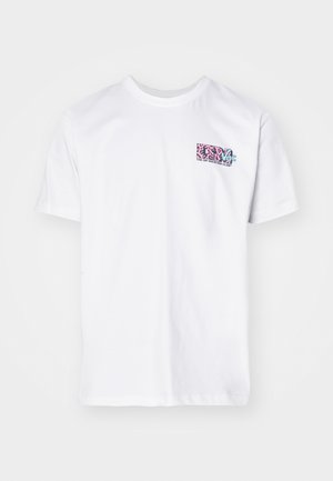 Fehér, rövid ujjú pamut póló, színes grafikai zsebnyomattal, pink és kék leopardmintával.