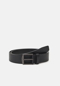 Cintura in pelle nera con finitura testurizzata, dotata di una fibbia in metallo. Il design include una forma classica e il logo del marchio sulla fibbia.