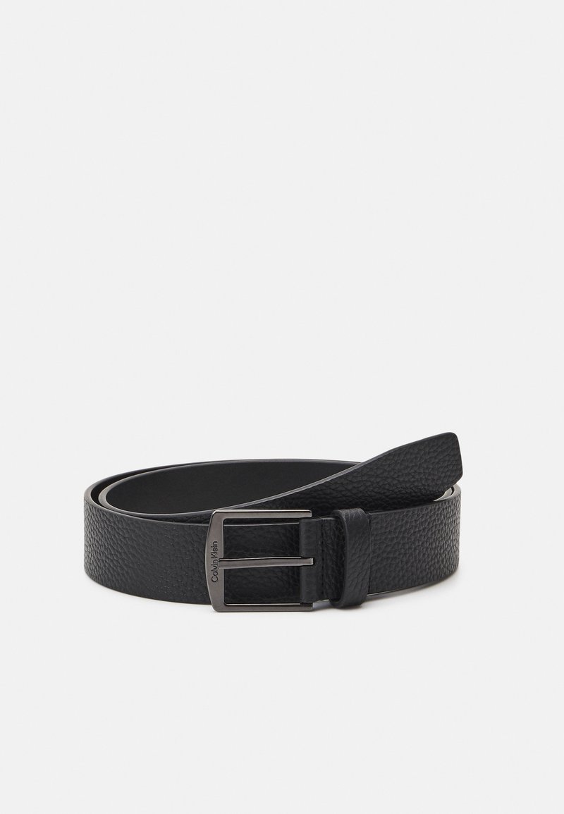 Czarny skórzany pasek o teksturowanym wykończeniu, z metalową klamrą. Projekt obejmuje klasyczny kształt oraz logo marki na klamrze.