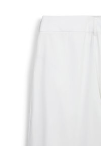 Pantalon ample blanc à taille haute, texture lisse, design minimaliste et plis subtils sur le devant pour un détail supplémentaire.