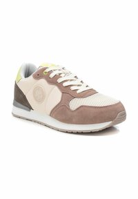 Zapatillas con una mezcla de ante beige, tejido de malla y acentos en marrón oscuro. Presentan cordones blancos, un cuello acolchado y un detalle del logo en el lateral.