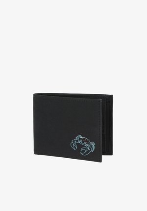Portefeuille noir bifold avec une petite illustration de crabe bleu dans le coin inférieur droit, présenté légèrement ouvert sur un fond blanc.