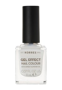 Heldere glazen fles met een rechthoekige vorm, zwarte matte dop, bevat gel-effect witte nagellak met het label "Korres" met amandelolie.