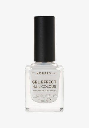 Heldere glazen fles met een rechthoekige vorm, zwarte matte dop, bevat gel-effect witte nagellak met het label "Korres" met amandelolie.