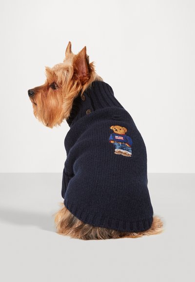 Suéter de perro de punto en navy con un cuello alto, que presenta un diseño de oso bordado. La tela es suave, con detalles de botones en el cuello.