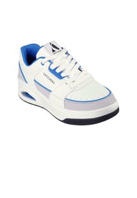 Sneaker bianche con accenti blu, con parte superiore in pelle, collo imbottito, punta perforata e un'unità di ammortizzazione ad aria visibile nella suola.