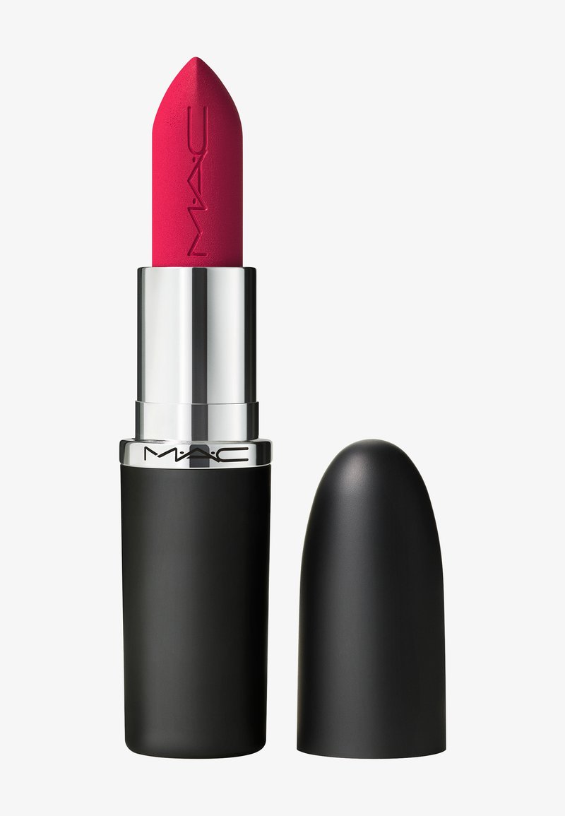 Rossetto MAC in una elegante custodia nera con un accento argentato metallico. Il bullet è di un vivace colore magenta opaco con una punta appuntita.