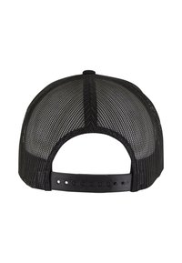 Fekete hálós baseball sapka ívelt napellenzővel, állítható snapback zárral és texturált felülettel. Nyitott kialakítás hátul a szellőzés érdekében.
