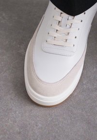 Filling Pieces MONDO SQUASH TAG - Joggesko - white