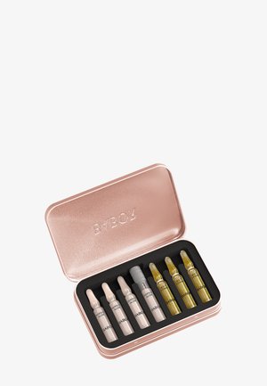 Roseguldfarvet metalæske med syv små glasampuller indeni, mærket "BABOR" med to typer: Perfect Glow og Multi Vitamin.