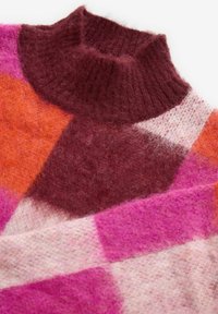 Gestreifter Rollkragenpullover in unterschiedlichen Farbtönen von Rosa, Orange und Burgunderrot. Weiche, flauschige Textur mit geripptem Kragen und geometrischem Muster.