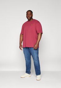 Lyle & Scott Základné tričko - rich burgundy