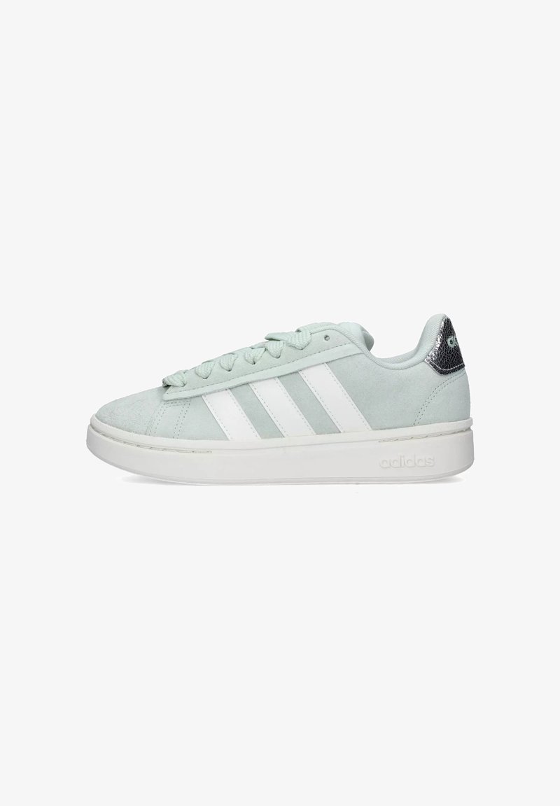Sneakers in suede verde menta con design a tre strisce bianche, suola bianca e dettagli metallici argentati sul tallone. Chiusura con lacci.