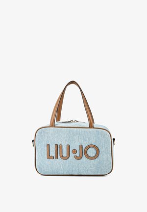 Hellblaues, rechteckiges Denim-Handtasche mit braunen Ledergriffen und Verzierungen, mit der Aufschrift "LIU JO" auf der Vorderseite.