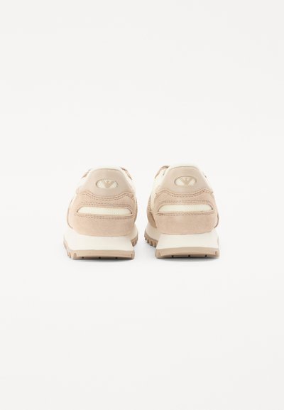 Zapatillas de ante beige con acentos de malla, suave amortiguación y suela de goma texturizada. Diseño minimalista con logotipo en la parte trasera.