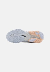Talpa de pantof sport ușor, cu o bază din cauciuc texturat gri, cu accente portocalii și un design non-marcator pentru tracțiune.