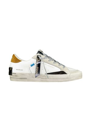 Sneaker in pelle bianca con lacci grigi, dettagli neri e un inserto in suede marrone sul tallone. Presenta una suola in gomma e un'etichetta con il marchio.