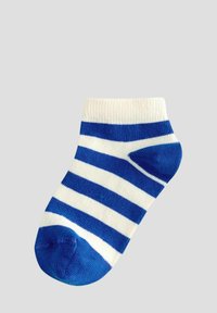 Blau-weiße gestreifte Knöchelsocke mit einem gerippten Bündchen, gestricktem Material und runder Zehenpartie. Die Streifen wechseln zwischen breiten und schmalen.