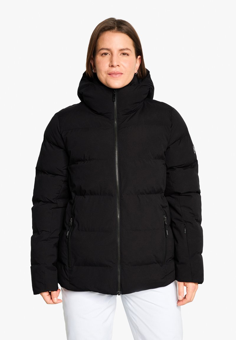 Schwarze Pufferjacke mit Kapuze, ausgestattet mit einem Reißverschluss auf der Vorderseite, zwei Seitentaschen und einem gesteppte Design, hergestellt aus einem glatten, matten Stoff.