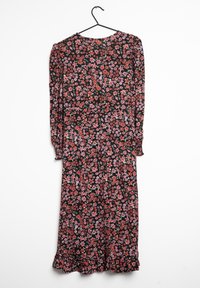 Langärmliges schwarzes Kleid mit floralem Muster in Pink und Rot, mit rundem Halsausschnitt und Rüschensaum. Hergestellt aus leichtem Stoff.