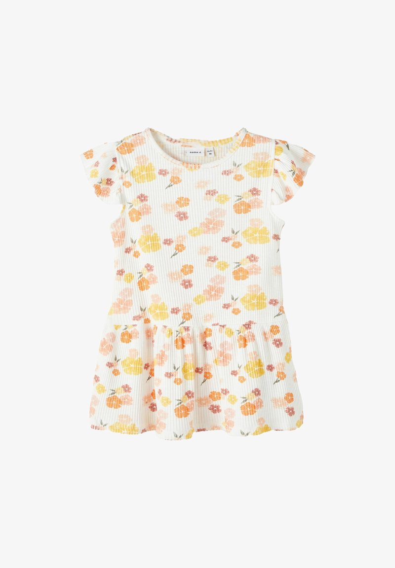 Kwiatowa sukienka z krótkimi falbankowymi rękawami, charakteryzująca się białą, prążkowaną tkaniną zdobioną pomarańczowymi, różowymi i żółtymi kwiatami oraz marszczoną spódnicą.