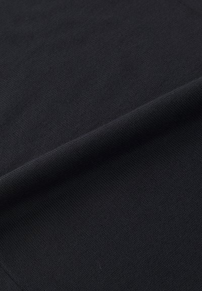 Sort stof med en blød, tekstureret strik; let foldet for at vise sin glatte overflade og ensartede farve gennem hele stoffet.