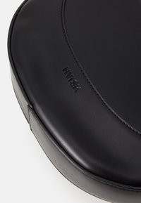 HVISK CLIFF - Skuldertasker - black
