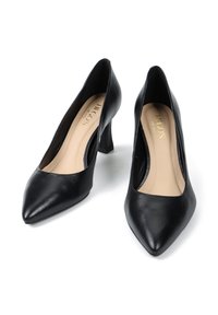 Czarne skórzane szpilki na wysokim obcasie z wąskim noskiem i średniej wysokości słupkiem. Wnętrze ma jasno kolorową podeszwę z logo.