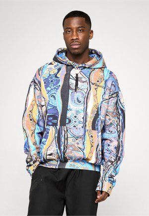 Kapuzensweatshirt mit einem lebendigen, mehrfarbigen abstrakten Muster mit blauen, orangen und schwarzen Akzenten. Hergestellt aus weichem Stoff mit einer Fronttasche.