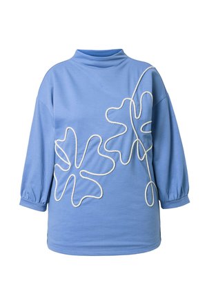 Hellblaues langärmliges Oberteil mit hohem Kragen, weiter Passform und weißem, seilähnlichem, abstraktem Blumenmuster auf Vorderseite und Ärmeln.