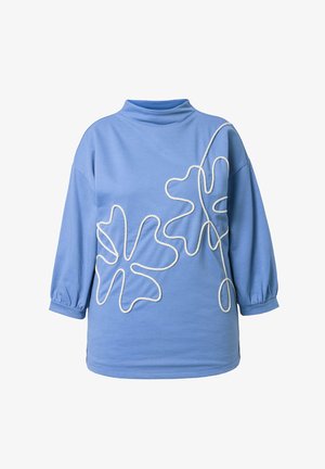Lyseblå langærmet top med høj hals, løs pasform og hvidt reb-lignende abstrakt blomsterdesign på front og ærmer.