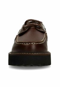 Bruine leren boot schoenen met een verhoogde teen, contrasterend stiksel en zwarte rubberen zolen. Kenmerken een klassieke vetersluiting en stevige constructie.