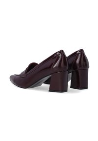 Pár tmavě burgundských lesklých kožených loafers na blokovém podpatku se čtvercovými špičkami, zobrazené z backu a z boku na bílém pozadí.