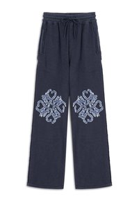 Navy blauwe sweatpants met een trekkoord taille, voorzien van twee lichtblauwe geborduurde patronen op de voorkant en zijzakken.