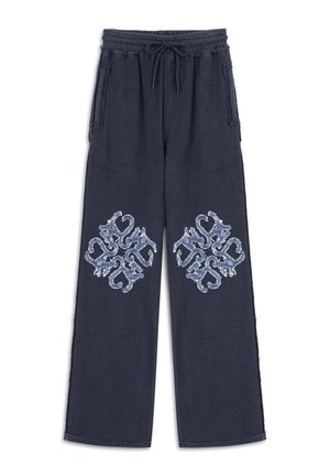 Navy blauwe sweatpants met een trekkoord taille, voorzien van twee lichtblauwe geborduurde patronen op de voorkant en zijzakken.