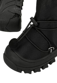 Stivali impermeabili neri con suole in gomma robuste, parte superiore in nylon testurizzato, sistema di allacciatura con bungee e un linguetta circolare di sollevamento nella parte superiore.