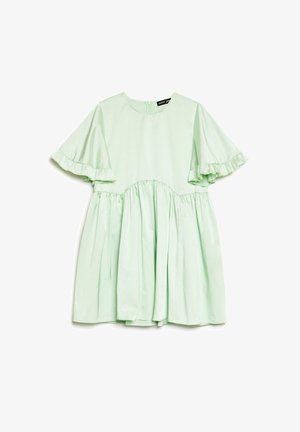 Vihreä lyhythihainen mekko, jossa on röyhelöreunat hihoissa ja kerätty vyötärö. Mekossa on pyöreä pääntie ja takana vetoketjulukko.