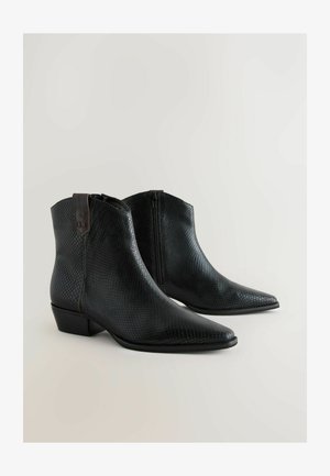 Mustad mustanahkjalatsid, millel on tekstuuriga nahk ja kääriku muster, terav nina ja külgselt tõmmatav tõmblukk. Madal plokknina.