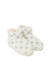 Cremfarbene Fleece-Hausschuhe mit blauer Diamantstickerei, ausgestattet mit einem plüschigen Innenfutter und einer weichen, gepolsterten Sohle für Komfort.
