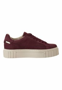 Baskets basses en daim bordeaux avec une épaisse semelle plateforme beige et un laçage à l'avant, vues de côté extérieur.