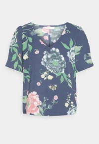 Top corto de manga corta en color navy con escote en V, decorado con grandes patrones de peonías verdes y rosas, además de flores más pequeñas y mariposas.