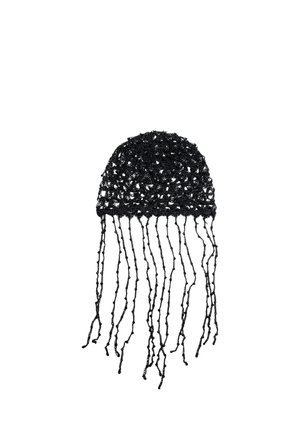 Casquette noire crochetée avec perles, motif à tissage ouvert et longues franges perlées suspendues aux bords.