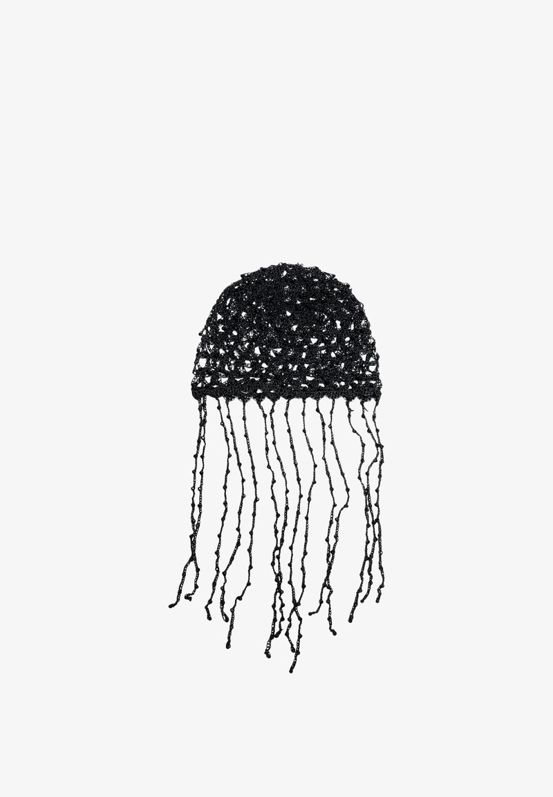 Casquette noire crochetée avec perles, motif à tissage ouvert et longues franges perlées suspendues aux bords.