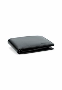 Czarny skórzany portfel o gładkiej strukturze, w formie składanej, z widocznymi detalami przeszycia. Z przodu widnieje tłoczone logo marki.