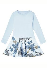 Hellblaues Langarmkleid mit tailliertem Oberteil und weit schwingendem Rock, bedruckt mit einem Zebra- und Blättermuster in Blau, Schwarz und gelben Akzenten.