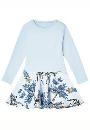 Jasnoniebieska sukienka z długim rękawem, z dopasowanym topem i rozkloszowaną spódnicą, z nadrukiem zebry i roślinności w niebieskich, czarnych i żółtych akcentach.