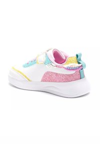 Sneaker bianco con accenti testurizzati rosa, giallo e blu, dotato di una patta in velcro, hardware decorativo e una suola arrotondata e imbottita.