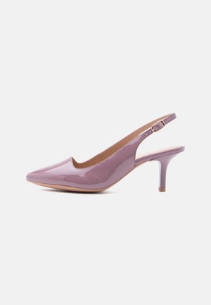Blank lavendel slingback højhælet sko med spids tå og justerbar spænde rem på hvid baggrund.