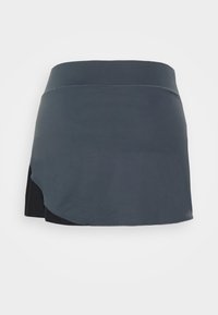 Falda de tejido gris oscuro con una textura suave, con un dobladillo curvado y una cinturilla elástica. Incluye una capa interior corta negra.